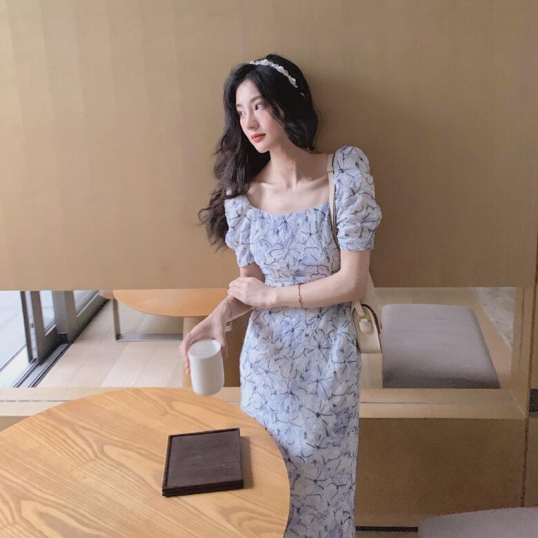 Váy họa tiết hoa to bản và dày nên chọn màu có độ bão hòa thấp để tránh khiến bản thân trông già thêm.